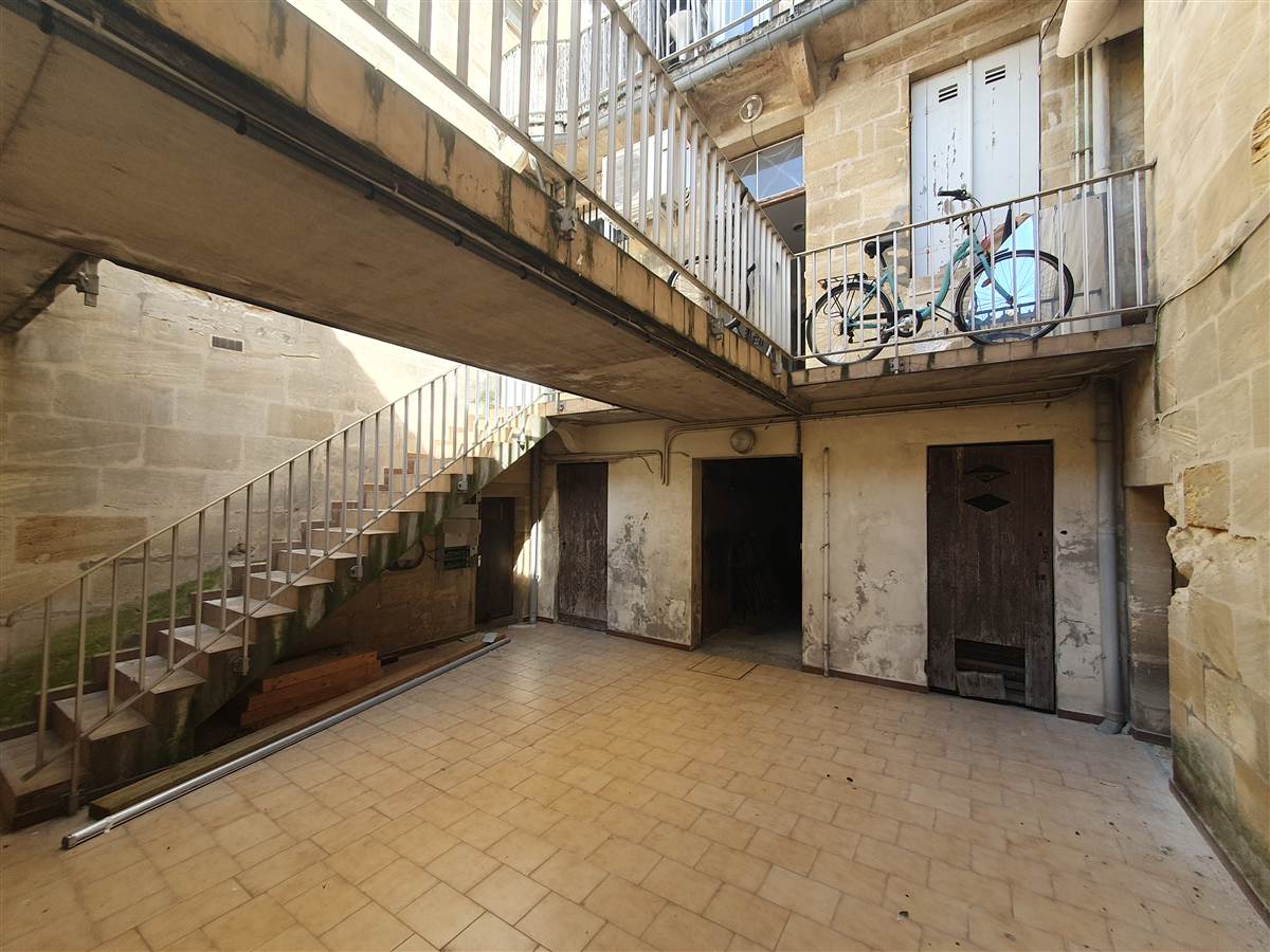 Cour intérieure — l’immeuble tel qu’il vit